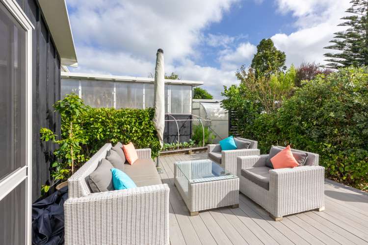 11 Piccadilly Circus Snells Beach_28