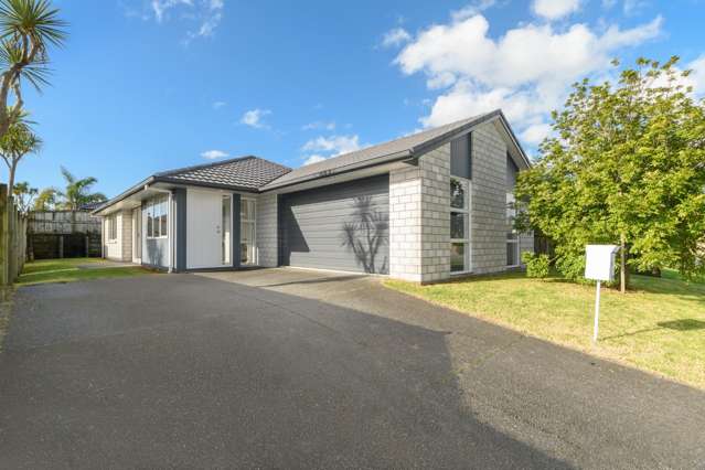 Stylish Brick Home in The Lakes