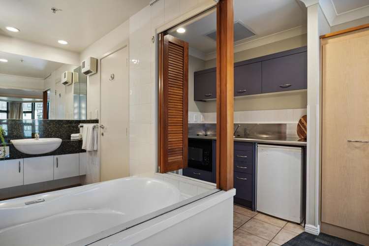 9P/100 Greys Avenue Auckland Central_9