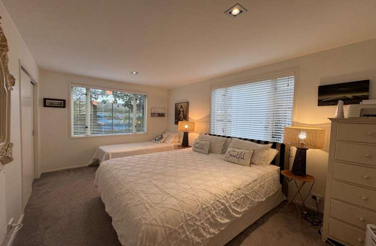 10/25 The Strand Onetangi_12