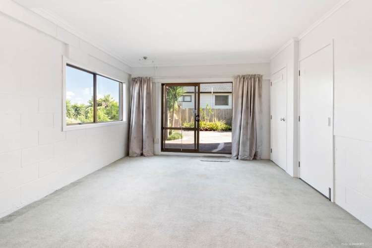 2/311 Wairau Road Totara Vale_3