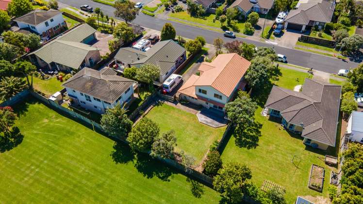 83 Alec Craig Way Gulf Harbour_32