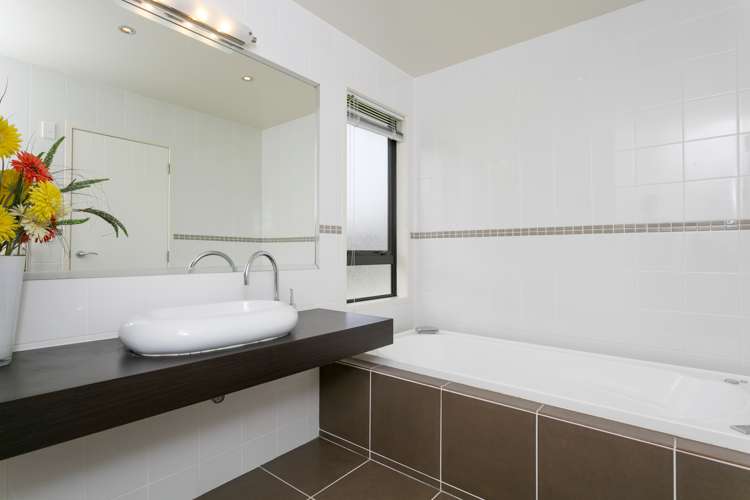 3 Coprosma Crescent Waipahihi_14