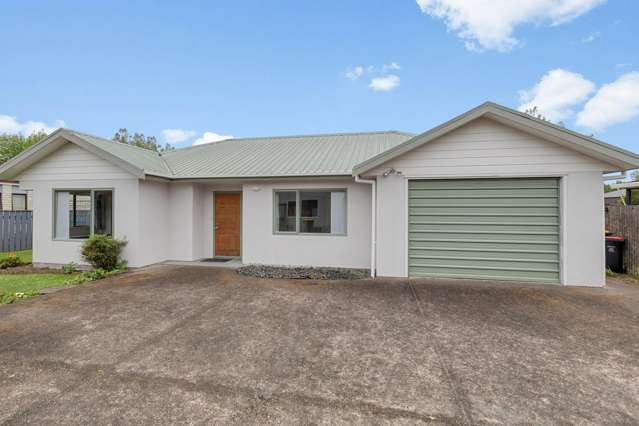 Easy living, close to town