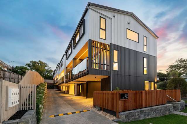 FREEHOLD, AWARD-WINNING BUILD