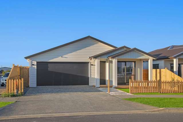 Double Garage & Massive Kitchen