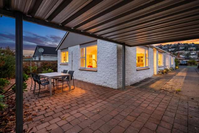 Sunny Living, Private Courtyard & Easy-Care