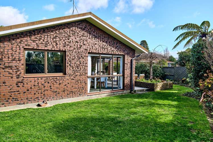 23 Mcenroe Grove Naenae_22