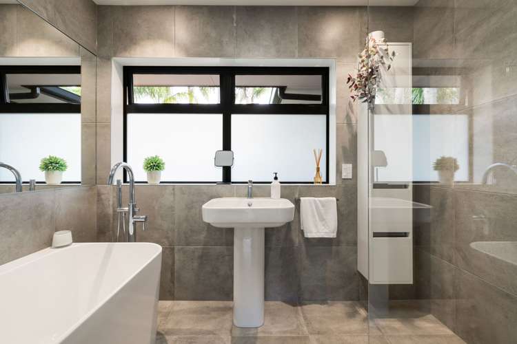 703 River Road Chartwell_24