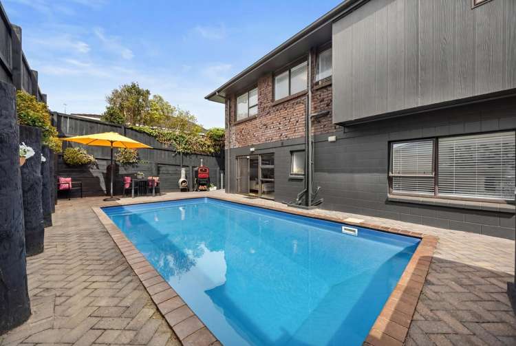 3 Pinewood Grove Botany Downs_23