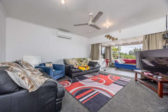 Sun-Soaked Sanctuary in the Trees - 453 Scenic Drive, Waiatarua