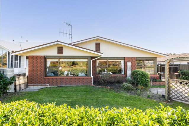 Modernised Brick Unit With Park Views