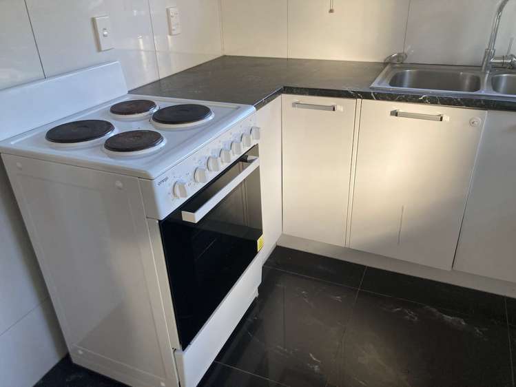 2/10 Ocean View Road Northcote_5