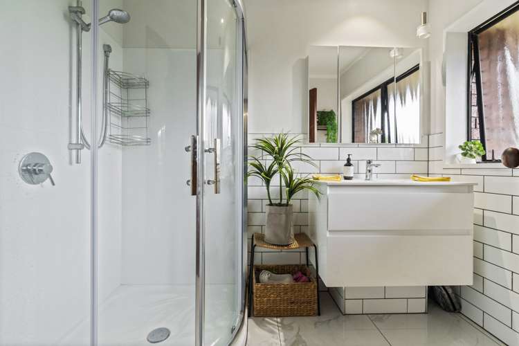 97a Beach Road Pahurehure_13