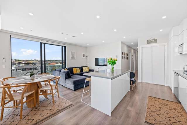 Sub-Penthouse Distinction w 180 Degree Views!