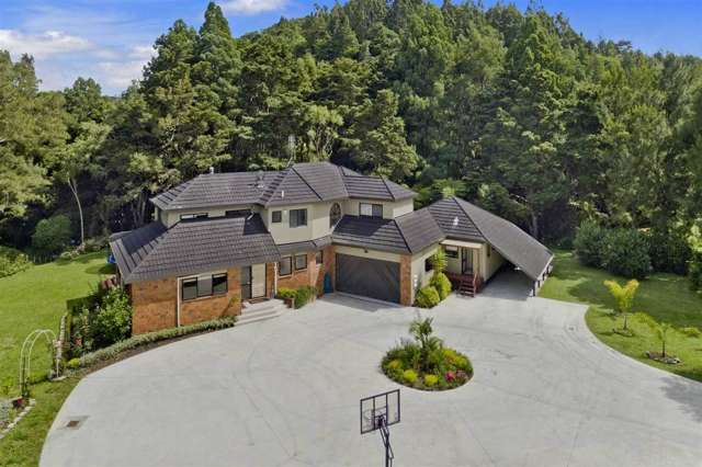 Surrounded by nature... Two homes for one!