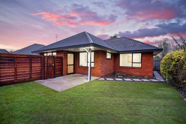Comfort and Style on Peaceful Reserve Edge