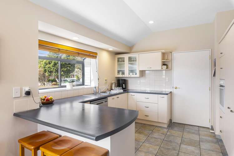 2 Sams Way Raumati South_11