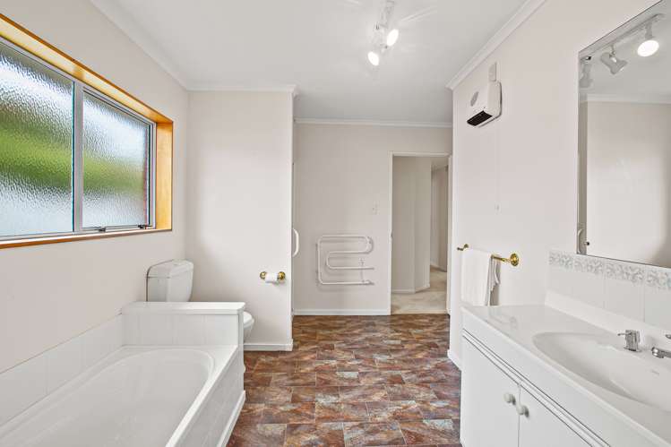 7 Kinross Drive Merrilands_7