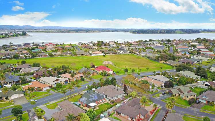 1 Trossach Place Wattle Downs_17