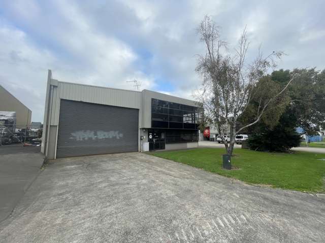 Road Front Warehouse | 3x Roller Doors