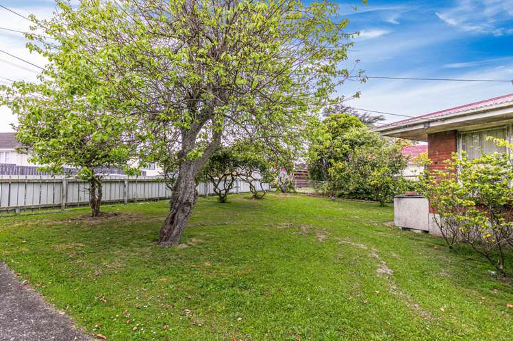 19 Crown Crescent Otara_6