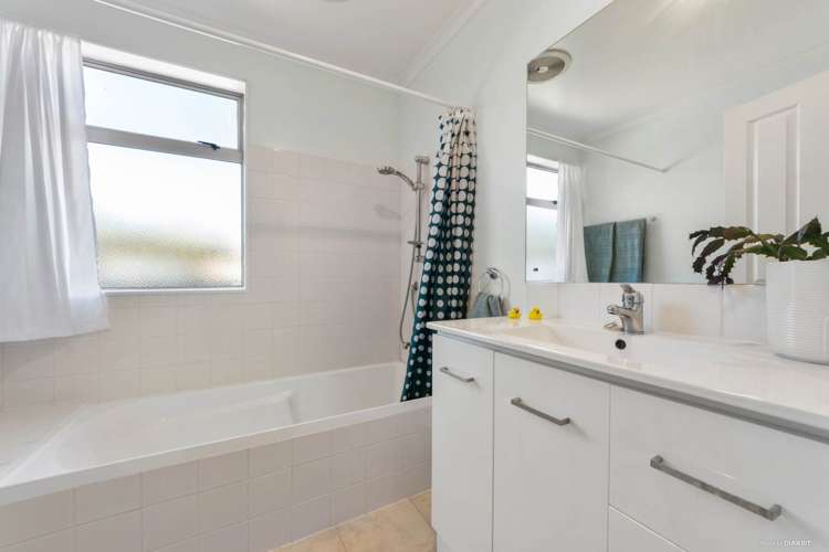 1B Charlenne Close Ranui_13