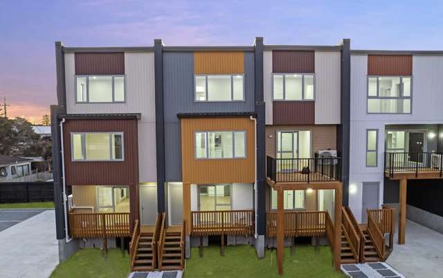 New & Golden Circle - Excellent Value!