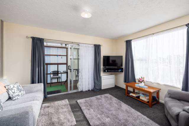 1/4 Leonie Place Aranui_1