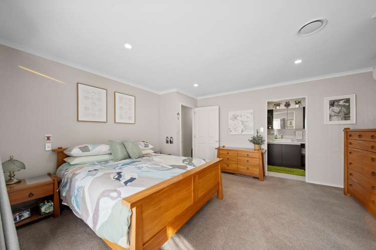 17 Flora Place Wattle Downs_31
