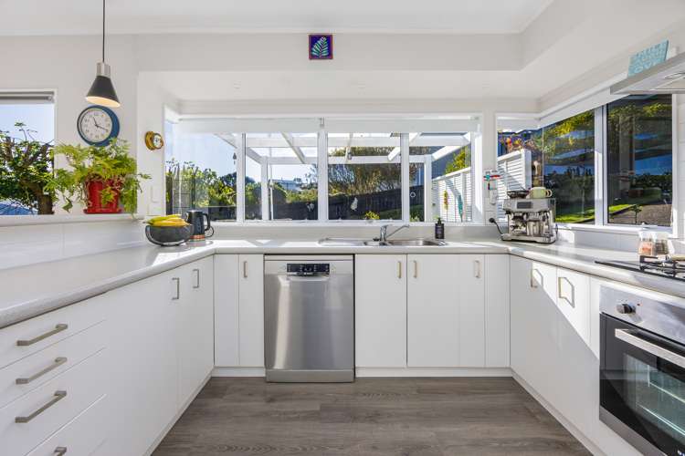 2/984 Whangaparaoa Road Manly_6