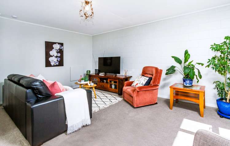 2/11 Exeter Street Stoke_10