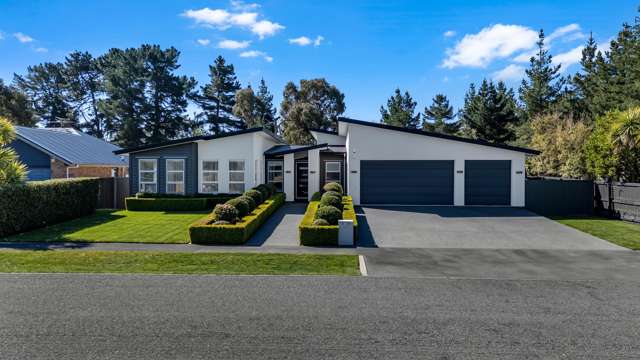 Modern build, spacious living, triple garaging