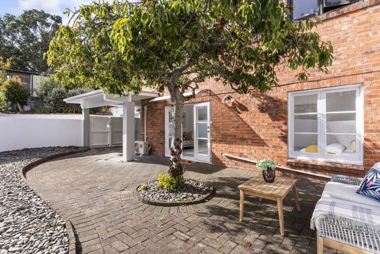 2/78 Waiatarua Road_0
