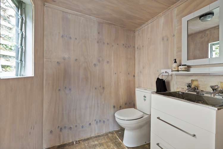 8a Hungerford Road Lyall Bay_11