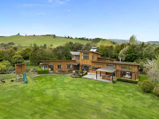 Country Living Just Moments from Clevedon Village