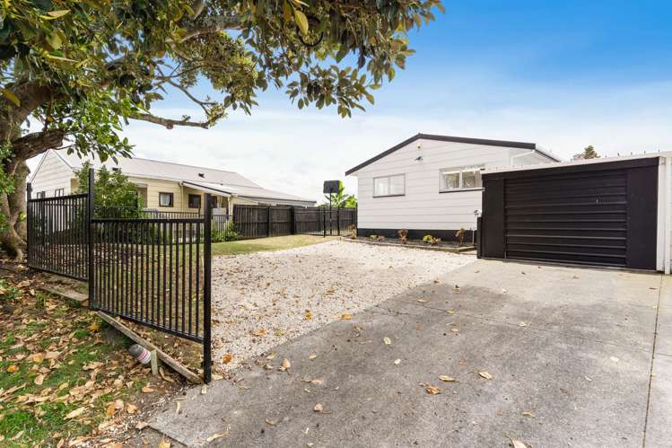 2/2 Hatherley Place Clendon Park_13