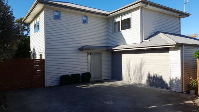 Modern Townhouse in Sydenham – Great Location!