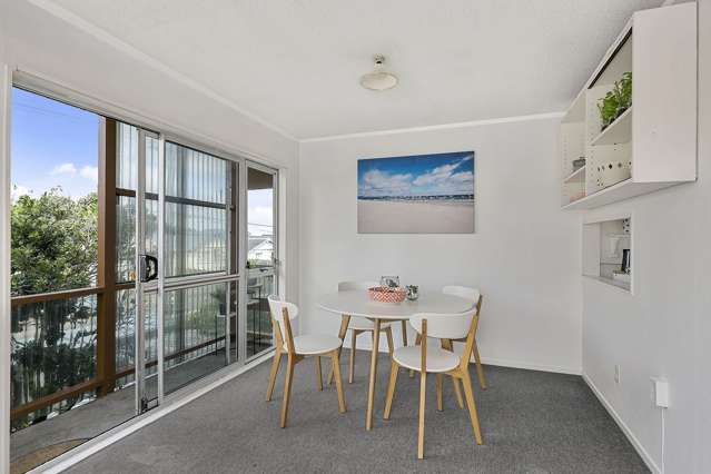 2/192 Onepu Road Lyall Bay_3