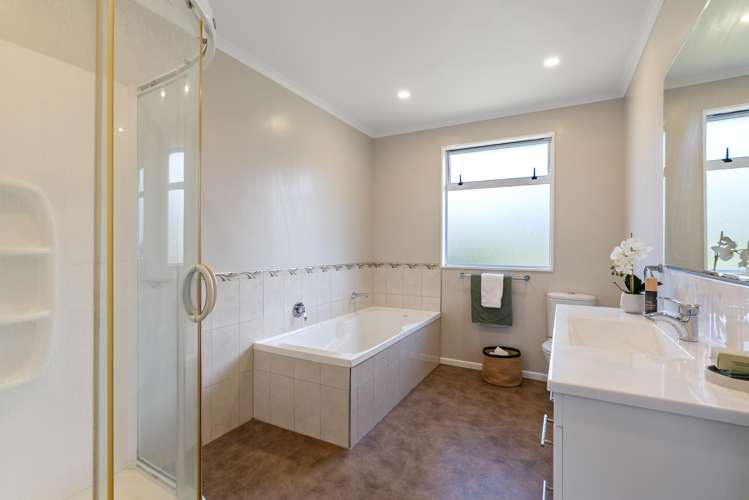 69 Thatcher Crescent Crofton Downs_17