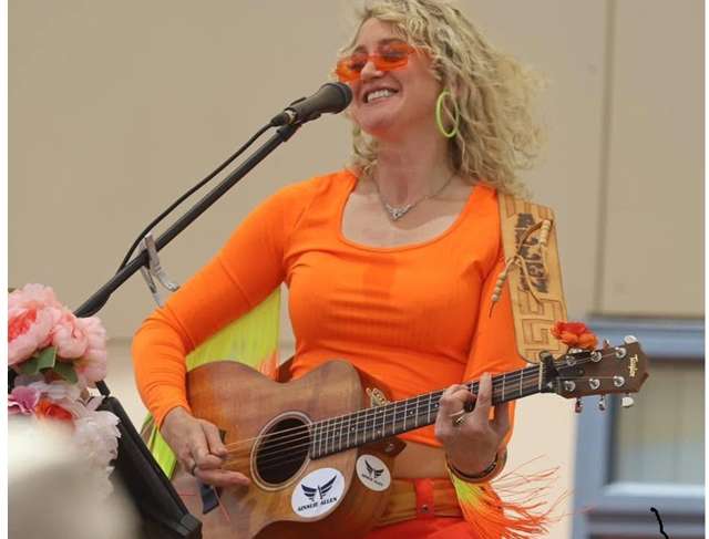 She sings, she sells: 90s TV star Ainslie Allen is turning listings into gigs
