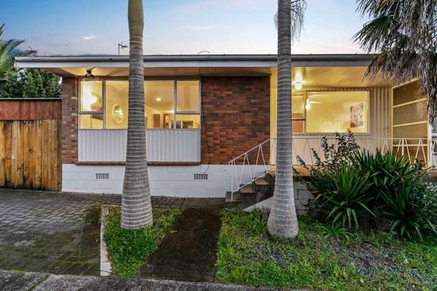 2 Bedroom, 1 bathroom unit in Te Atatu South