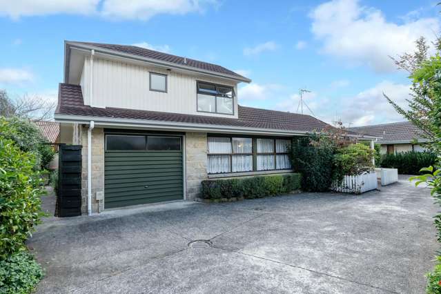 Lock up and Leave - Easy Living next to the Mall!