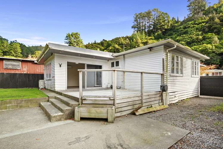 63 Sunny Grove Wainuiomata_12