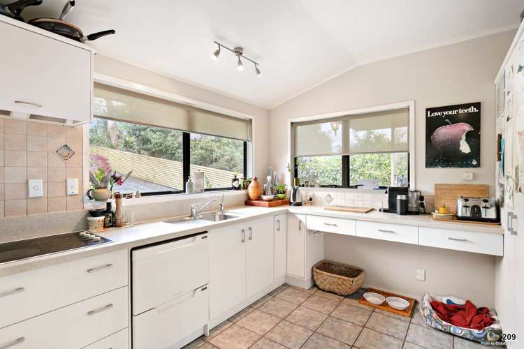209 Golf Road Titirangi_12