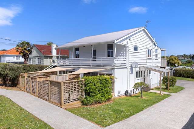 RARE 3-DWELLING OPPORTUNITY 743M FREEHOLD LAND!