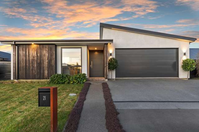 Owner Wants SOLD - 4 Car-Garaging!