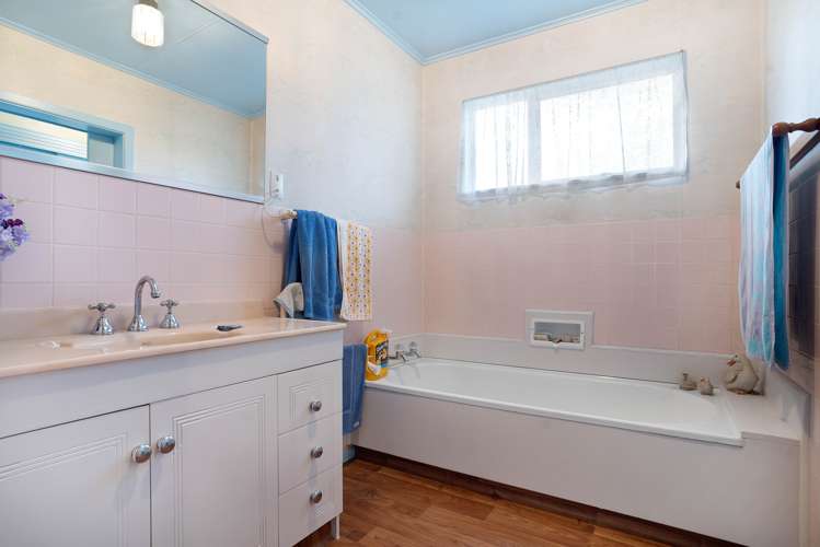 9 William Benton Street Featherston_13