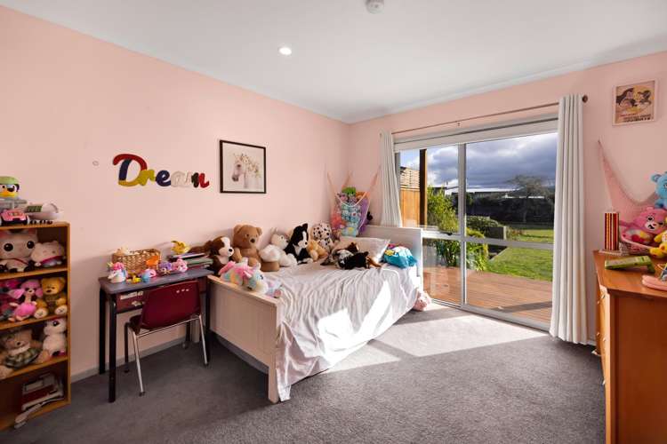 17 Elizabeth Grove Stratford_16