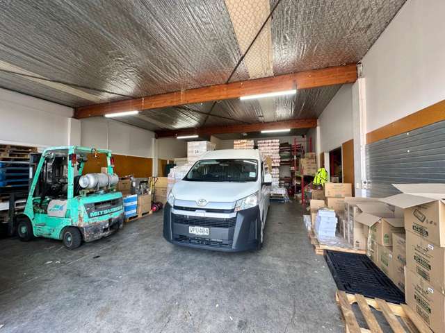 162M² WAREHOUSE - MT ROSKILL